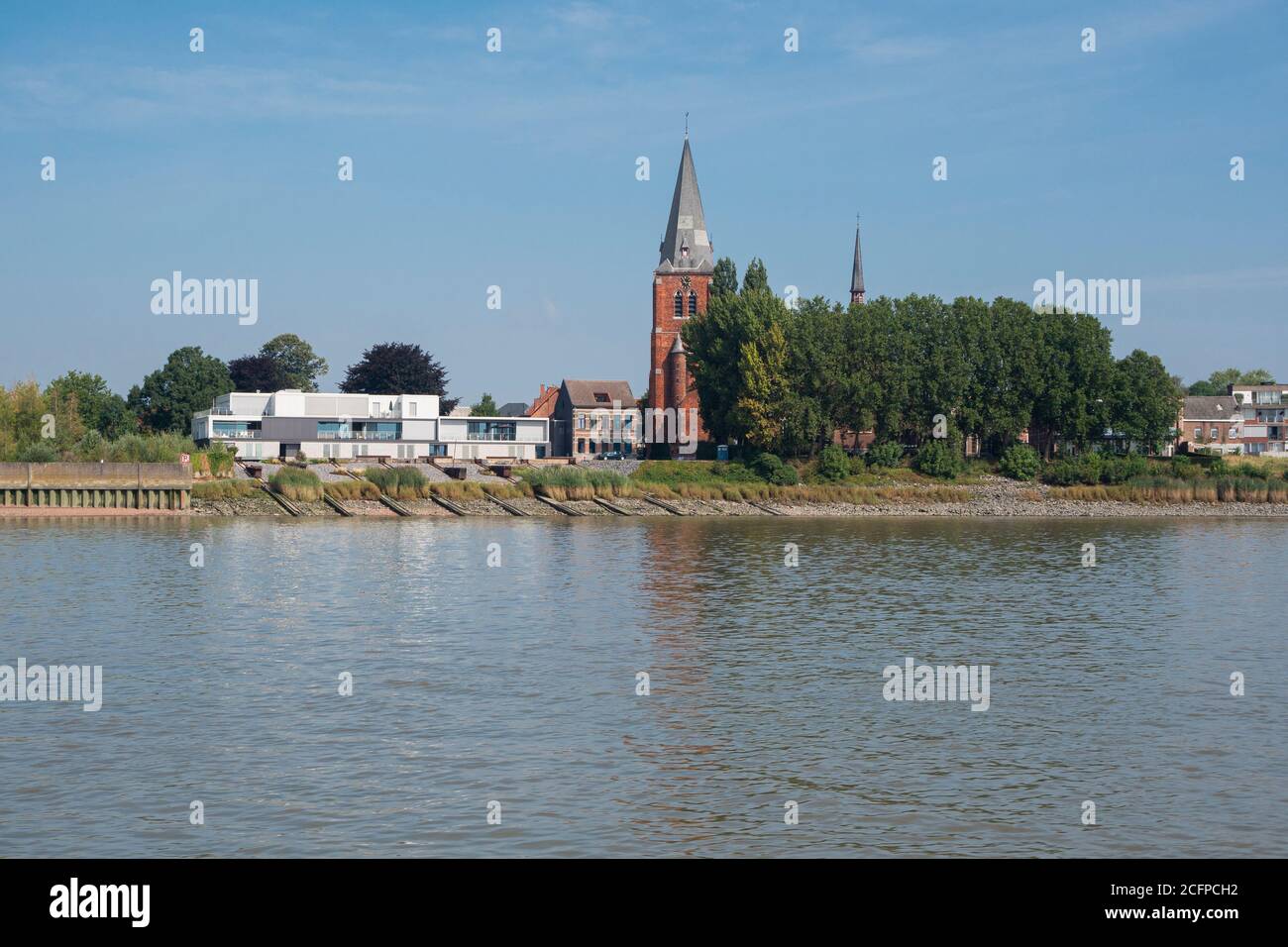 Zwijndrecht, Belgique, 16 août 2020, l'église vue depuis un bateau sur l'Escaut Banque D'Images