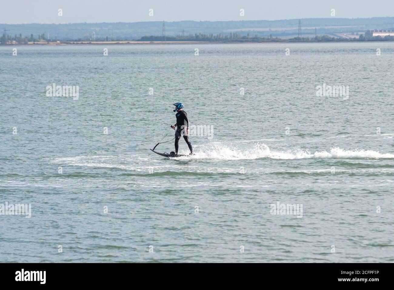 Planche de surf motorisée au large de Southend on Sea, Essex, Royaume-Uni. Planche à jet Slingshot avec surfeur masculin. Power board dans l'estuaire de la Tamise Banque D'Images