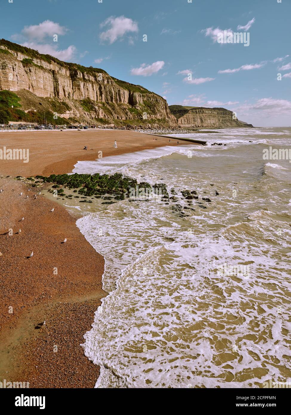 Rock a Nore Beach en été à Hastings Backed Par les falaises à marée basse à Hastings Sussex Angleterre Banque D'Images