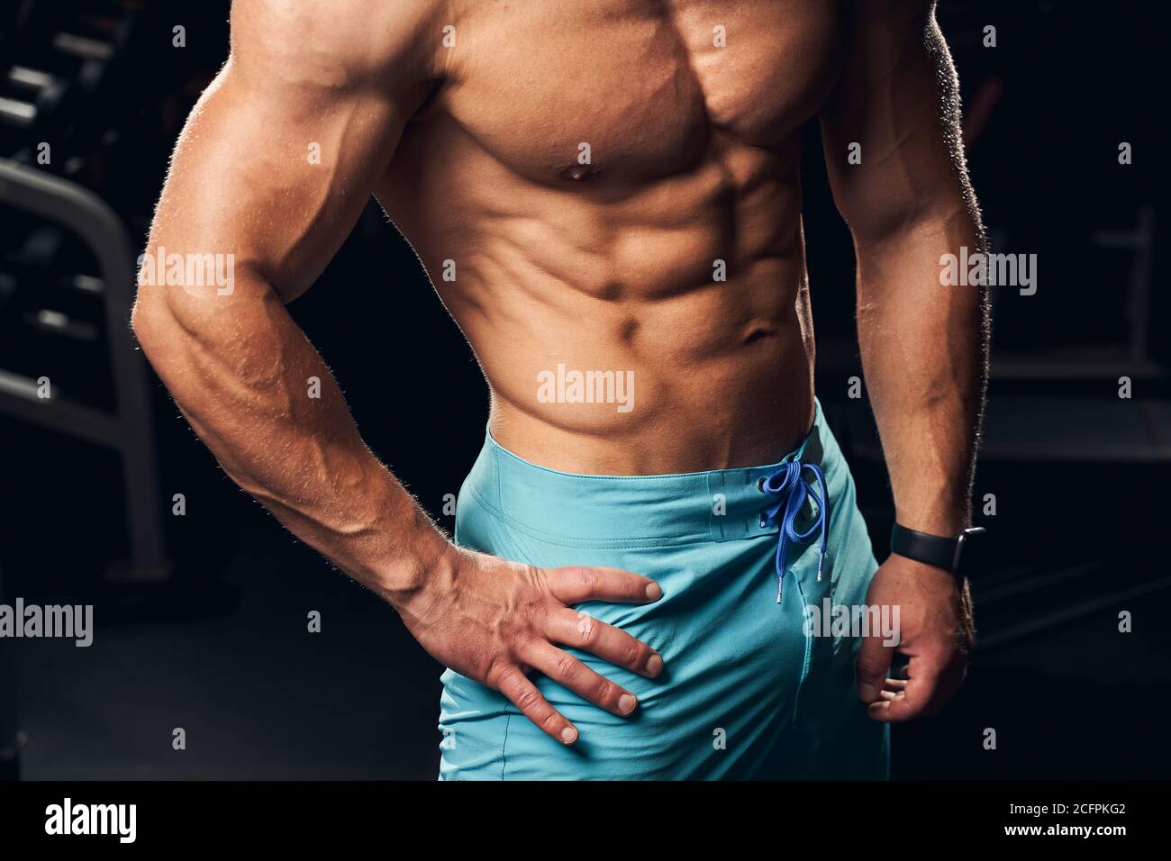 Homme sportif bien construit posant sans chemise Banque D'Images