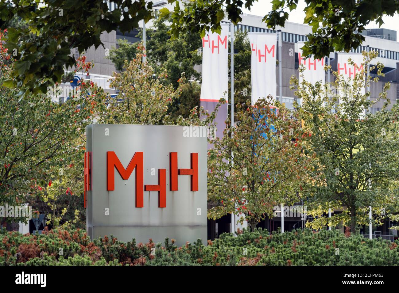 Hanovre, Allemagne, 6 septembre 2020 : MHH Medical University Hanovre, drapeaux portant le logo MHH sur l'entrée centrale. --- Hanovre, 06.09.2020: MHH Medizinische Hochschule Hannover, Fahnen mit dem logo der MHH an der zentralen Zufahrt. Banque D'Images