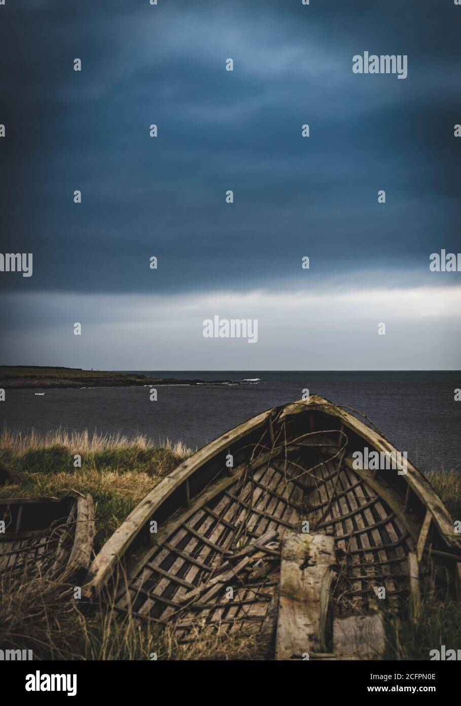 Un bateau à rames épaté situé sur la rive, Wild Atlantic Way, côte ouest de l'Irlande Banque D'Images