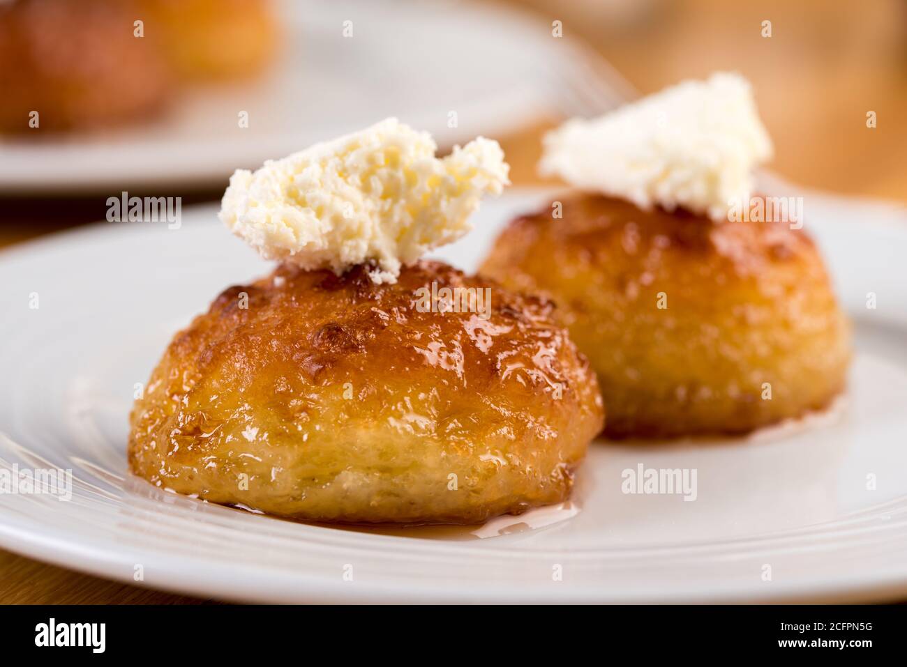 Dessert turc Kemalpasa / Sekerpare avec crème de lait Banque D'Images