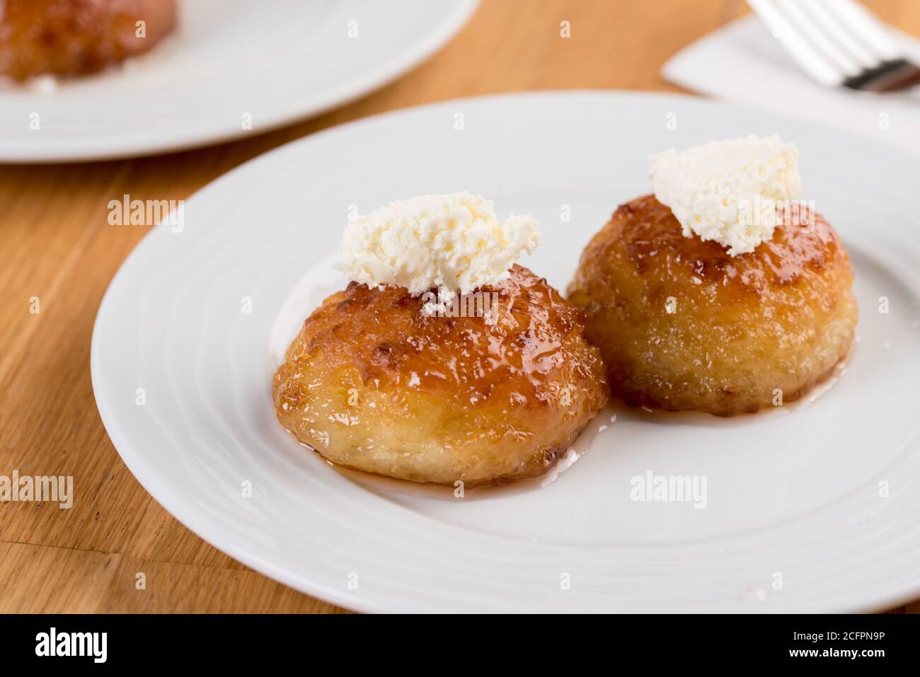 Dessert turc Kemalpasa / Sekerpare avec crème de lait Banque D'Images
