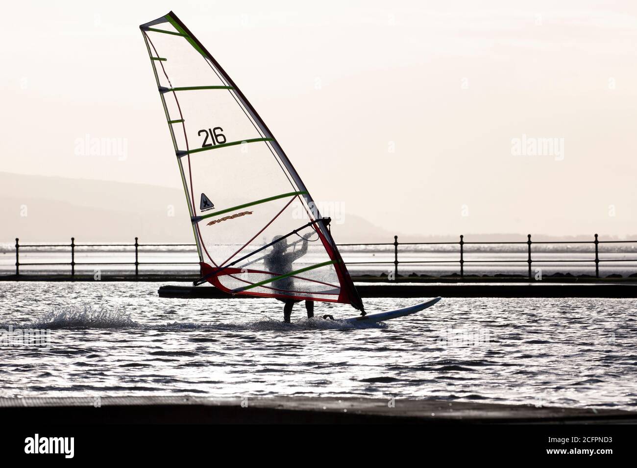 Planche à voile sur le lac Marine West Kirby Banque D'Images