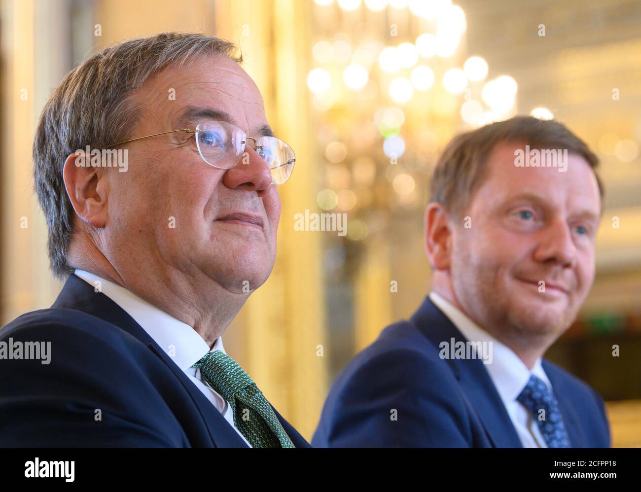 06 septembre 2020, Saxe, Dresde: Armin Laschet (l), Premier ministre de Rhénanie-du-Nord-Westphalie, et Michael Kretschmer (tous deux CDU), Premier ministre de Saxe, suivent l'attribution du 24e prix Erich Kästner du club de presse de Dresde au sauvetage maritime Claus-Peter Reisch au château d'Albrechtsberg. Au cours de l'été 2018, Claus-Peter Reisch a passé des jours à naviguer en Méditerranée pour l'association de Dresde Mission Lifeline avec 230 réfugiés sauvés de la détresse en mer qui ne voulaient pas être emmenés par aucun État. Le prix est doté de 10,000 euros et est décerné tous les deux ans. Photo: Robert Banque D'Images