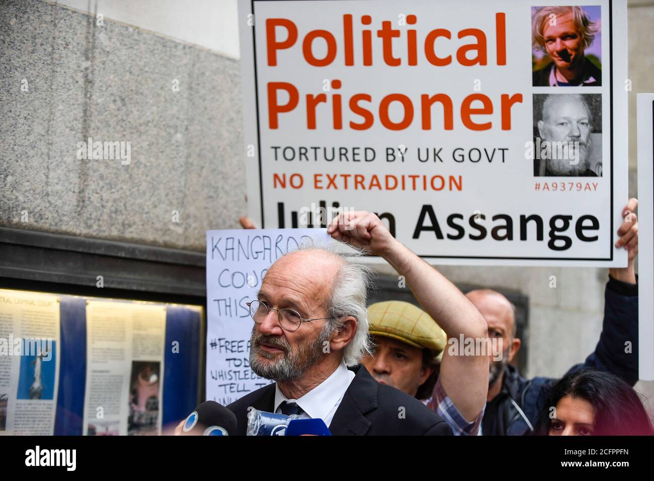 Londres, Royaume-Uni. 7 septembre 2020. Le père de Julian Assange, John Shipton, s'adresse aux médias à l'extérieur de Old Bailey en tant que fondateur de Wikileaks, l'audience d'extradition de Julian Assange, qui devrait durer pendant les trois ou quatre prochaines semaines, reprend après avoir été reportée en raison du blocage de la pandémie du coronavirus. Julian Assange est recherché aux États-Unis pour avoir conspiré avec l'analyste des renseignements militaires Chelsea Manning pour avoir exposé des secrets militaires en 2010. Credit: Stephen Chung / Alamy Live News Banque D'Images