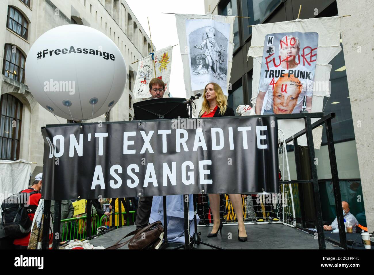 Londres, Royaume-Uni. 7 septembre 2020. Les partisans du fondateur de Wikileaks, Julian Assange, lors d'une manifestation devant le tribunal d'Old Bailey, l'audience d'extradition, qui devrait durer trois ou quatre semaines, reprend après avoir été reportée en raison de l'enfermement de la pandémie du coronavirus. Julian Assange est recherché aux États-Unis pour avoir conspiré avec l'analyste des renseignements militaires Chelsea Manning pour avoir exposé des secrets militaires en 2010. Credit: Stephen Chung / Alamy Live News Banque D'Images