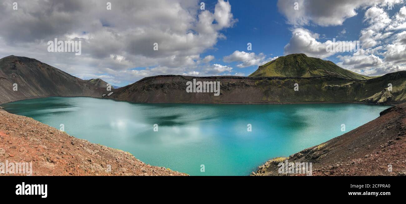 Beau lac coloré apaisant appelé Hnausapollur cratère lac ou Blahylur lac de nature islandaise Banque D'Images