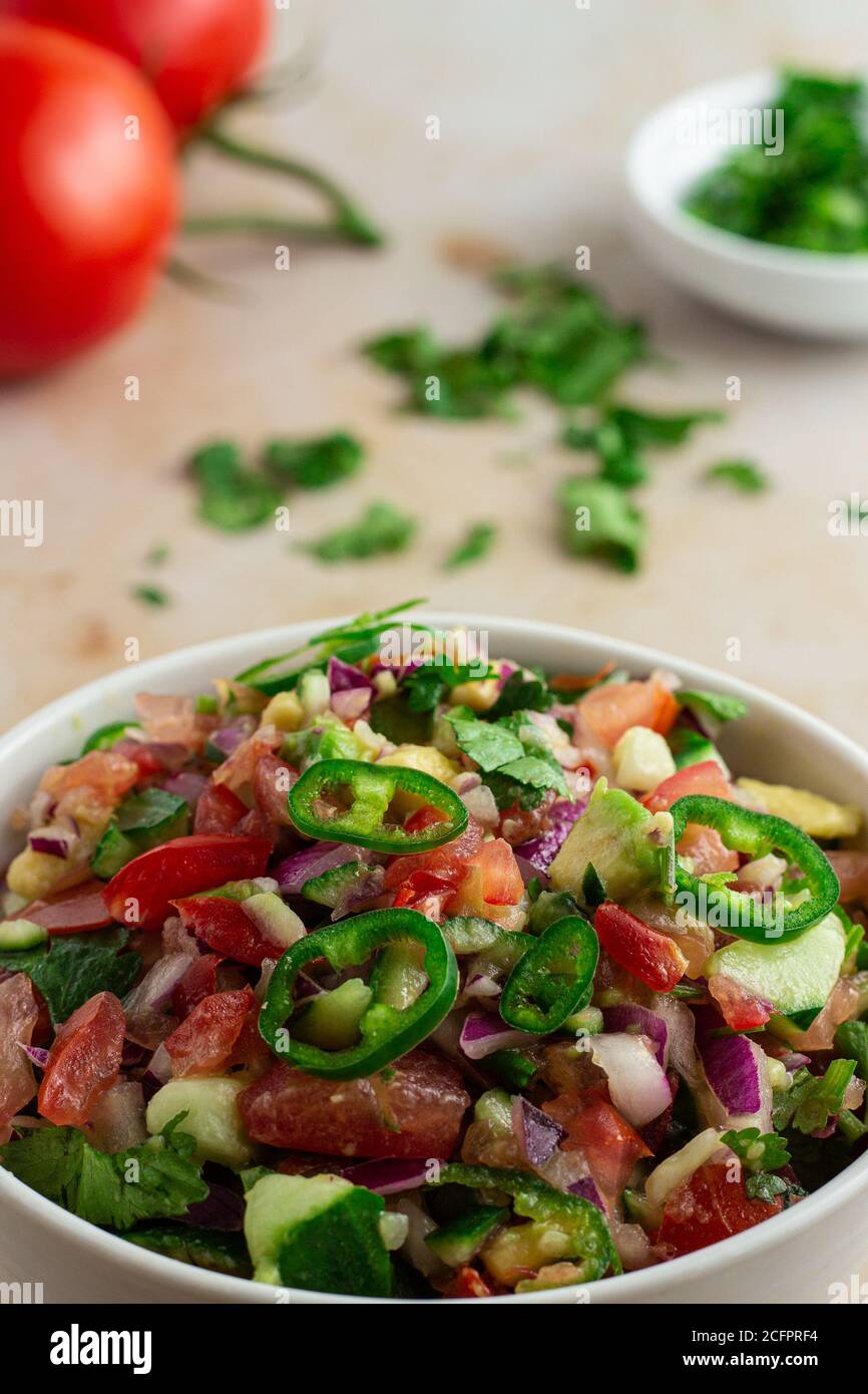 Salade de tomates et d'oignons - Kachumbari Banque D'Images