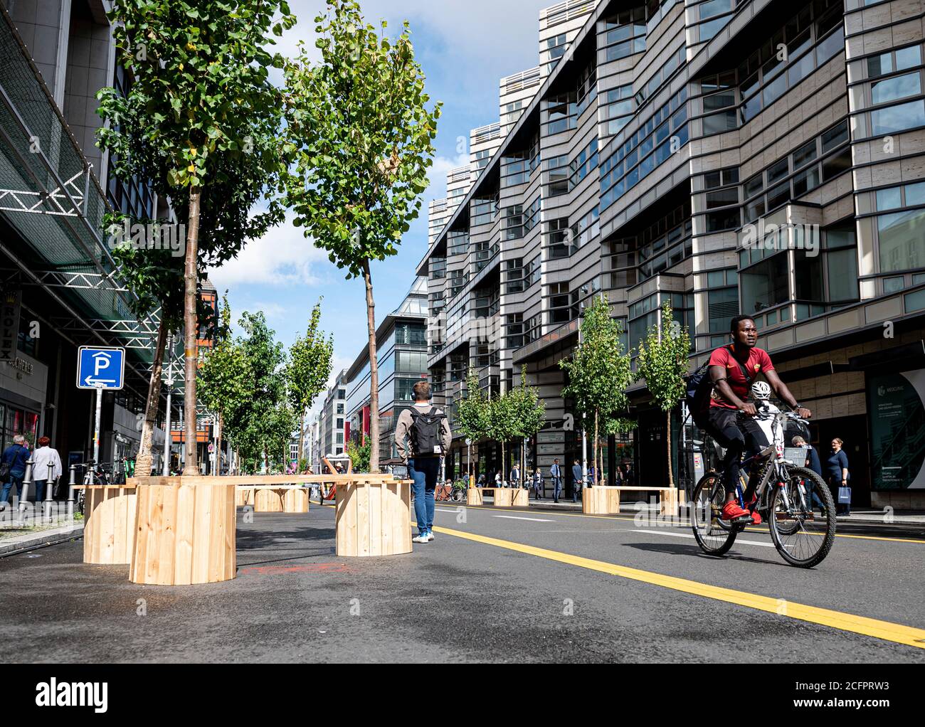 Berlin, Allemagne. 04e septembre 2020. Cyclistes et passants, sur la nouvelle section sans voiture de Friedrichstraße, où une limite de vitesse de 20 km/h s'applique. En raison d'une manifestation le 29 août, l'ouverture officielle a été reportée. Credit: Fabian Sommer/dpa/Alay Live News Banque D'Images