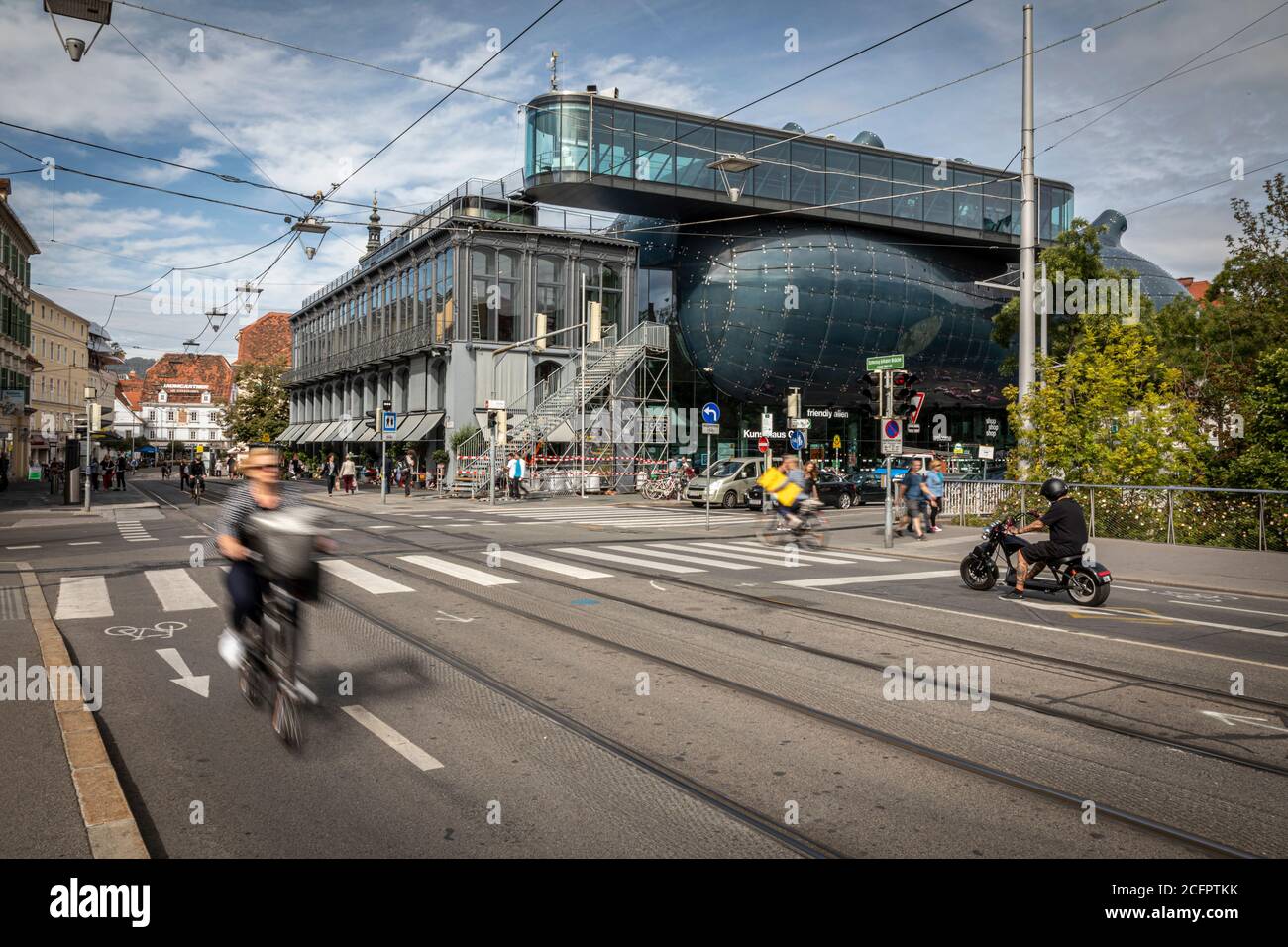 GRAZ, AUTRICHE - 04 SEPTEMBRE 2020 : scène de rue avec le Kunsthaus Graz aka Grazer Kunsthaus.c'est un musée d'art conçu par les architectes britanniques Peter Banque D'Images