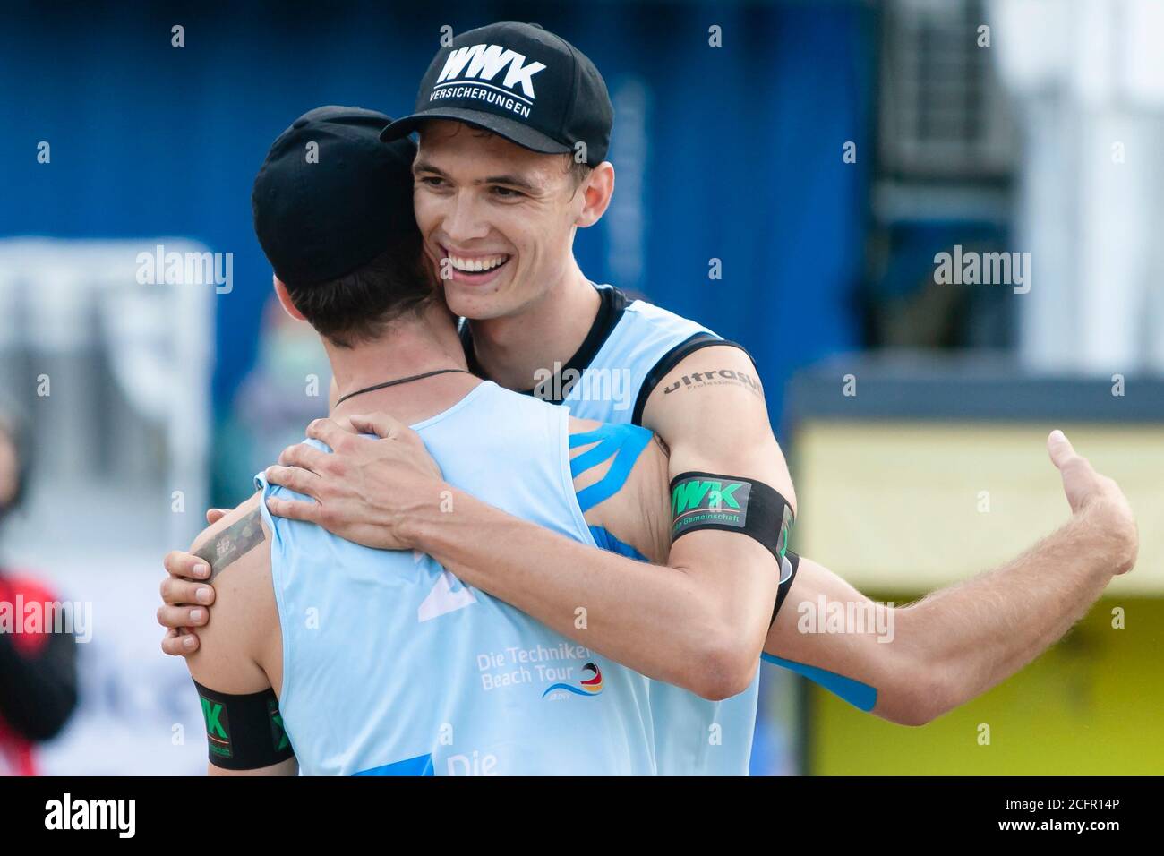 Timmendorfer Strand, Allemagne. Le 05septembre 2020. L'équipe nationale Julius Thole (r) et Clemens Wickler (Hambourg) applaudissent après la demi-finale aux championnats allemands de Beach Volleyball. Credit: Frank Molter/dpa/Alay Live News Banque D'Images