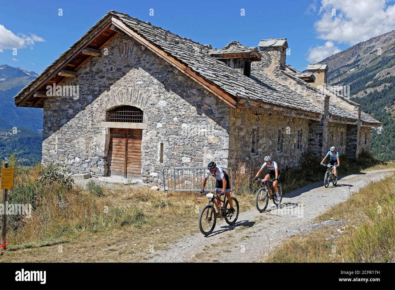 AUSSOIS, FRANCE, 14 août 2020 : UNE course de VTT a lieu dans les chemins autour des anciennes forteresses. Banque D'Images