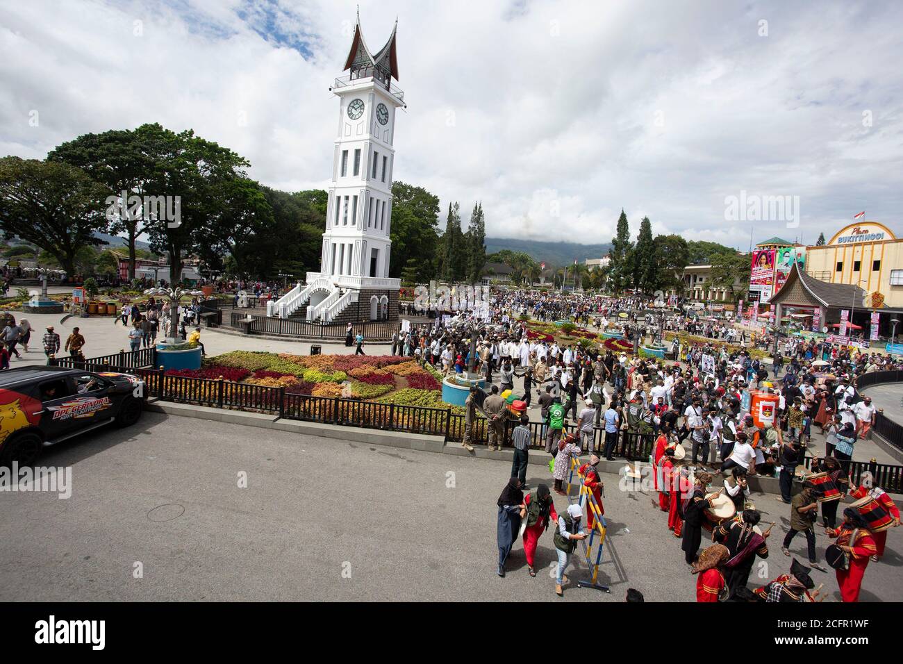 Bien que le nombre de transmissions de la maladie à coronavirus 2019 à Sumatra Ouest continue d'augmenter, le processus d'élections régionales pour 13 régences et villes et une élection pour les gouverneurs et les gouverneurs adjoints est toujours en cours. Le dimanche 6 septembre 2020, des milliers de partisans de la paire candidate Erman Safar et Marfendi se sont déversés le long de la route et de la zone touristique du Jam Gadang, ville de Bukittinggi, Sumatra Ouest, escortant le couple pour s'inscrire à la Commission électorale générale (KPU) de la ville de Bukittinggi. (Photo par Andri Mardiansyah/Pigura/Pacific Press) Banque D'Images