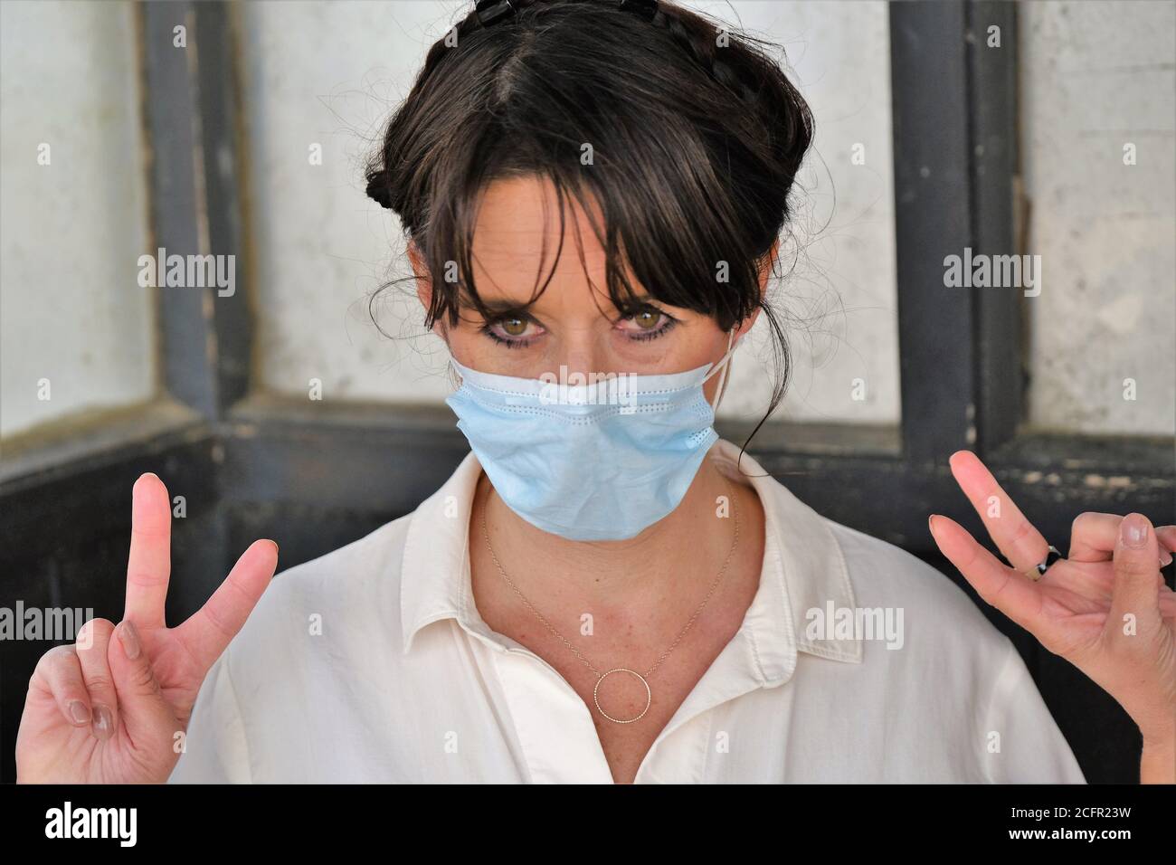 Femme portant un masque facial pendant la pandémie Covid-19 Banque D'Images