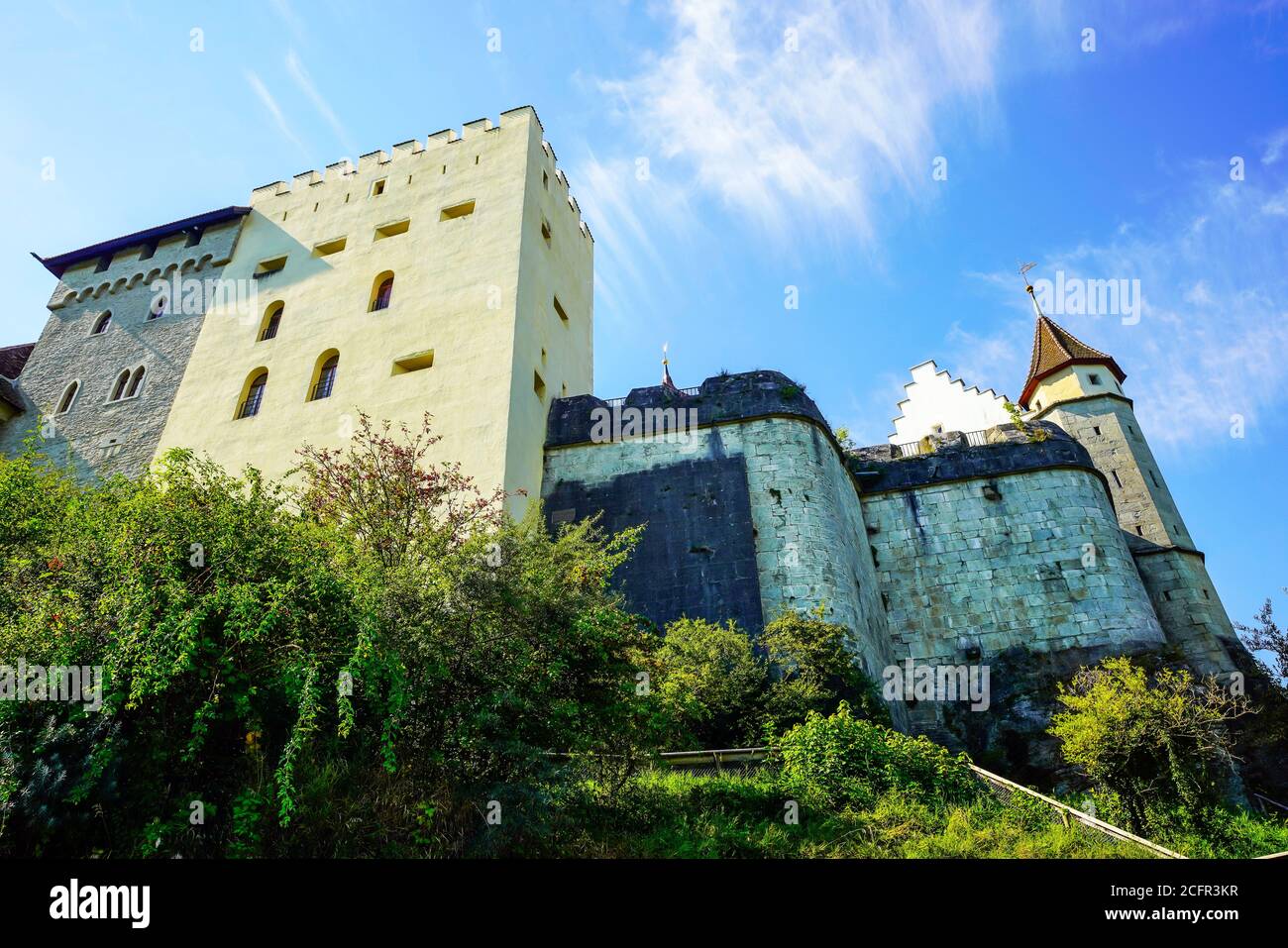 Vue sur le château de Lenzburg, situé au-dessus de la vieille ville de Lenzburg dans le canton d'Argau, Suisse. Banque D'Images