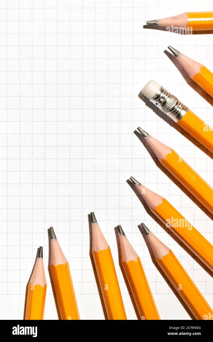 Carnet et crayons jaunes. Fournitures scolaires ou de bureau minimales Banque D'Images