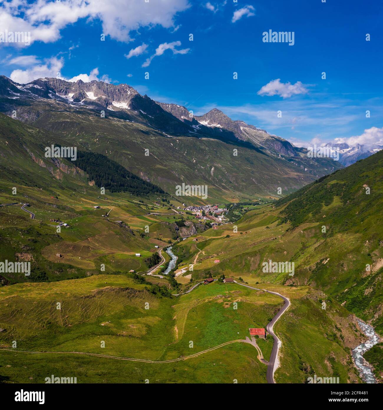 Vue aérienne du village de Realp et de la rivière Reuss En Suisse Banque D'Images