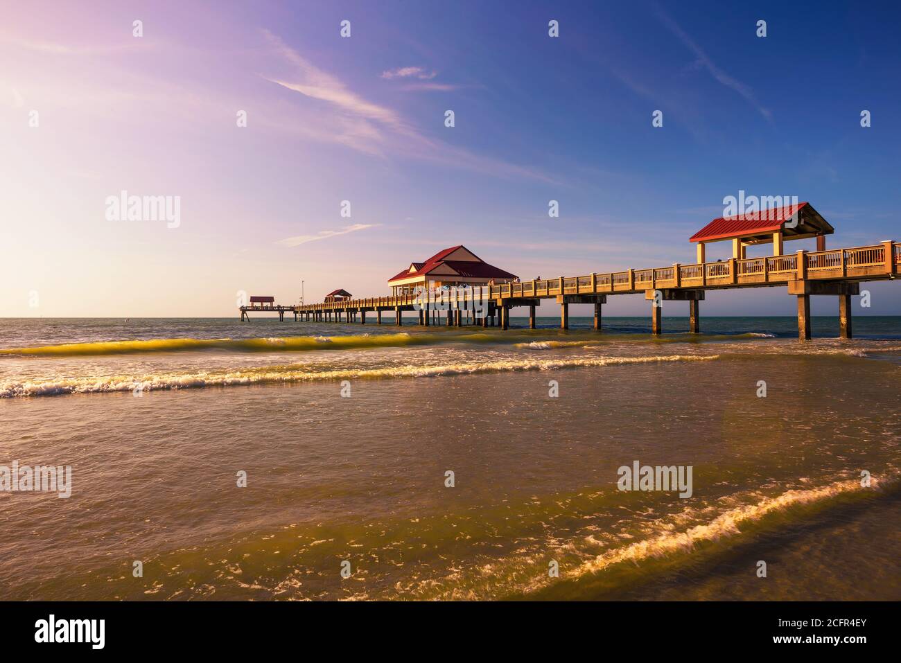 Pier 60 au coucher du soleil sur une plage Clearwater en Floride Banque D'Images