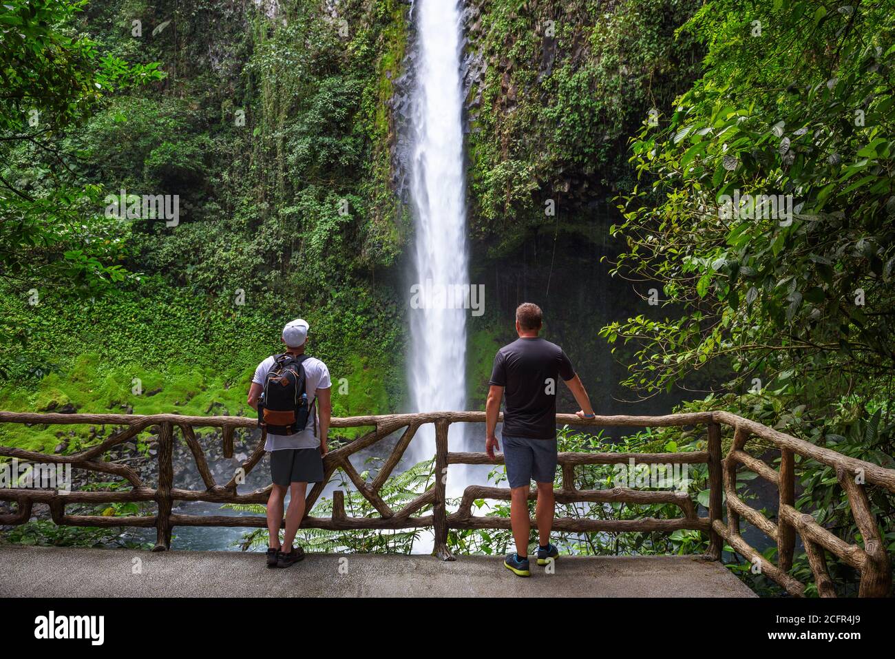 Deux touristes regardant la chute d'eau de la Fortuna à Costa Rica Banque D'Images