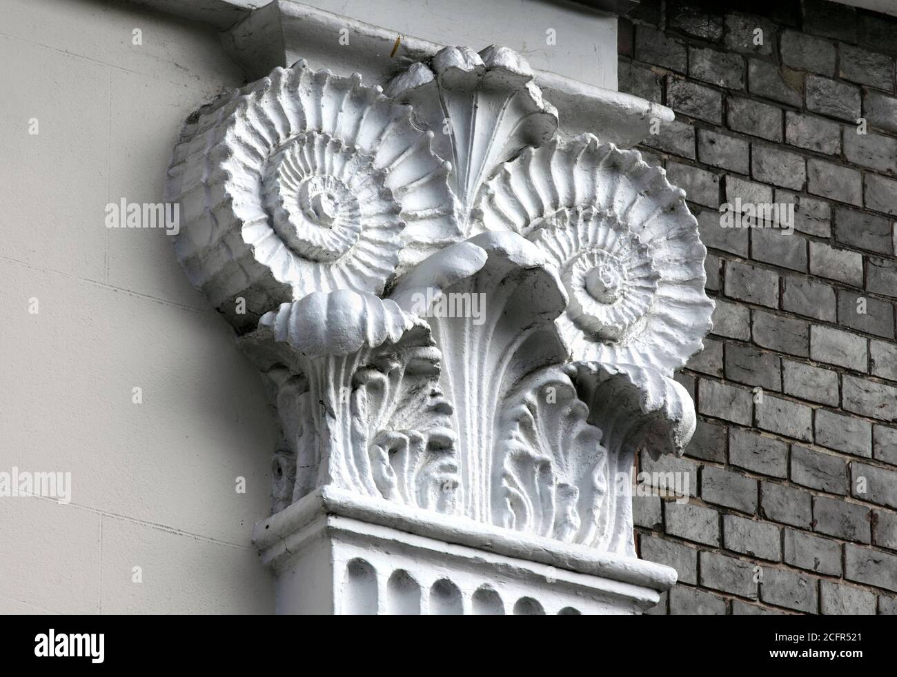 Gros plan des capitales ammonites sur un bâtiment (Castle place), conçu par l'architecte Amon Wilds, sur Lewes High Street, East Sussex. Banque D'Images