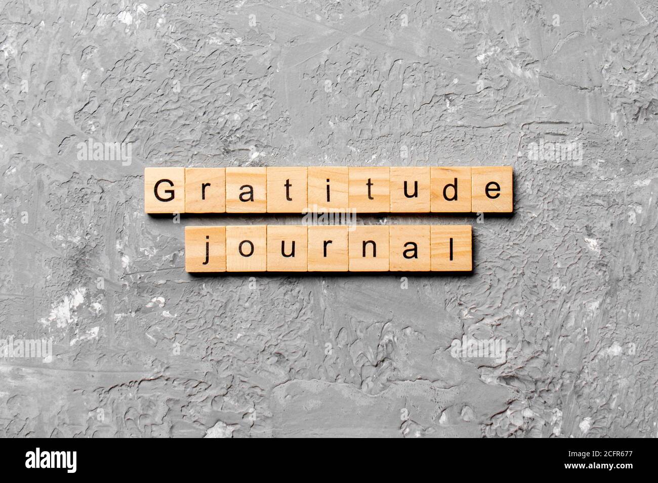 Mot du journal de gratitude écrit sur bloc de bois. Journal de gratitude texte sur la table de ciment pour votre conception, concept. Banque D'Images