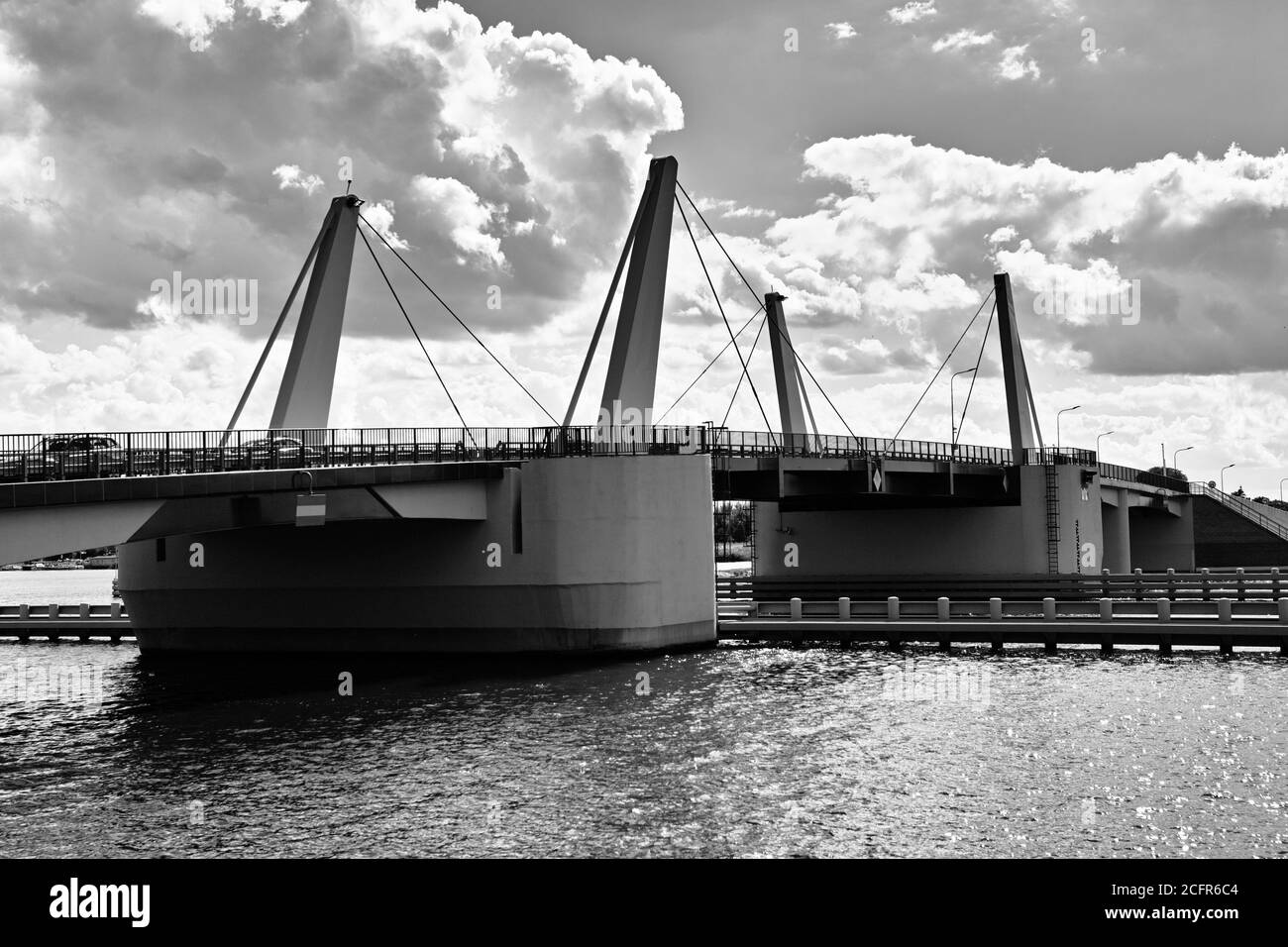 Pont-plan au-dessus de la rivière Dead Vistule à Sobieszewo, Pologne Banque D'Images