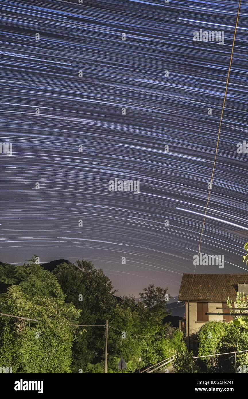 Une belle vue verticale des pistes étoiles depuis le balcon de la maison avec effet de longue exposition Banque D'Images