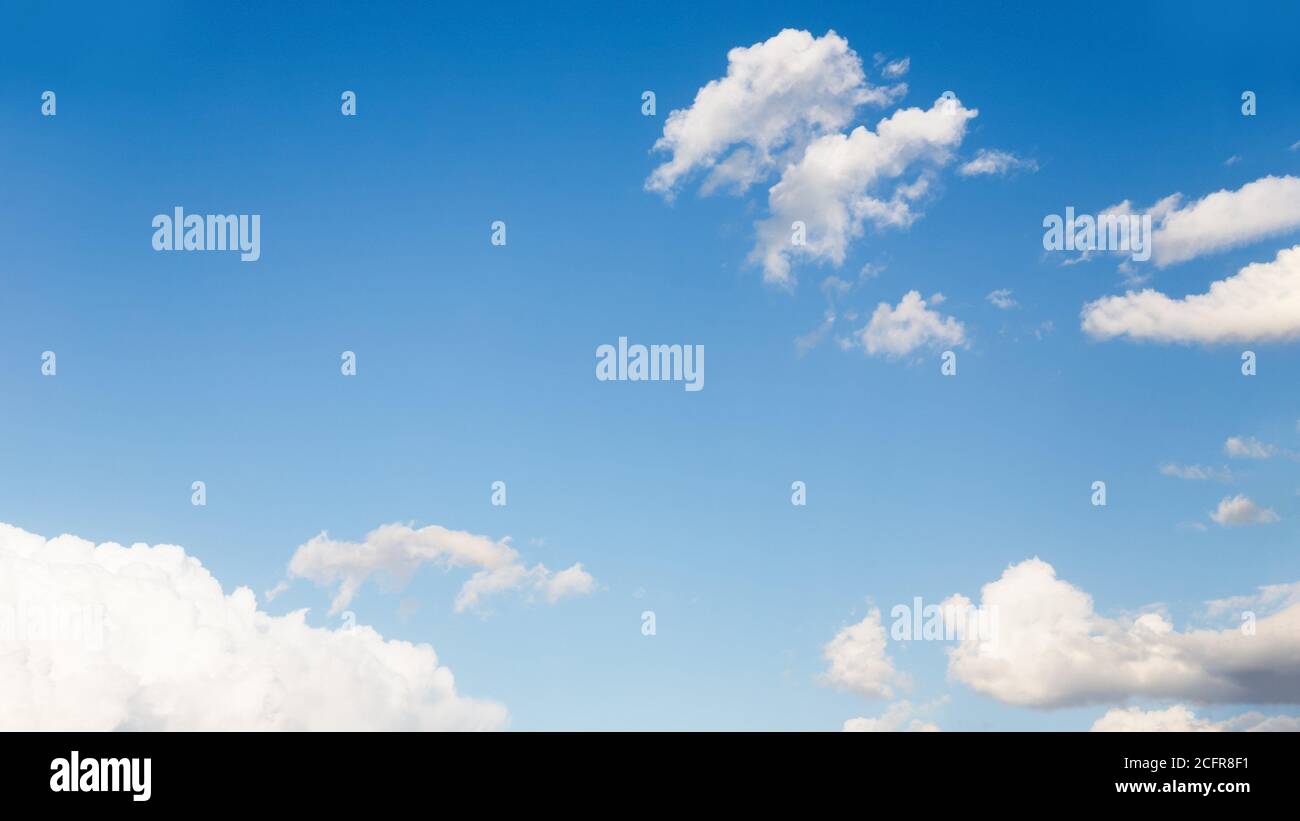 Ciel bleu clair et beaux petits nuages blancs, panorama Banque D'Images Ciel bleu clair et beaux petits nuages blancs, panorama Banque D'Images