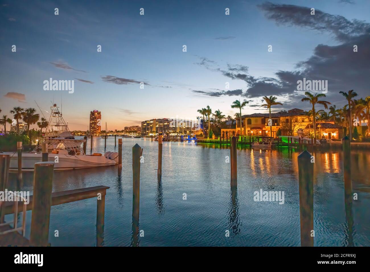 Bâtiments de Boca Raton le long du lac Boca Raton au coucher du soleil, Floride - Etats-Unis Banque D'Images