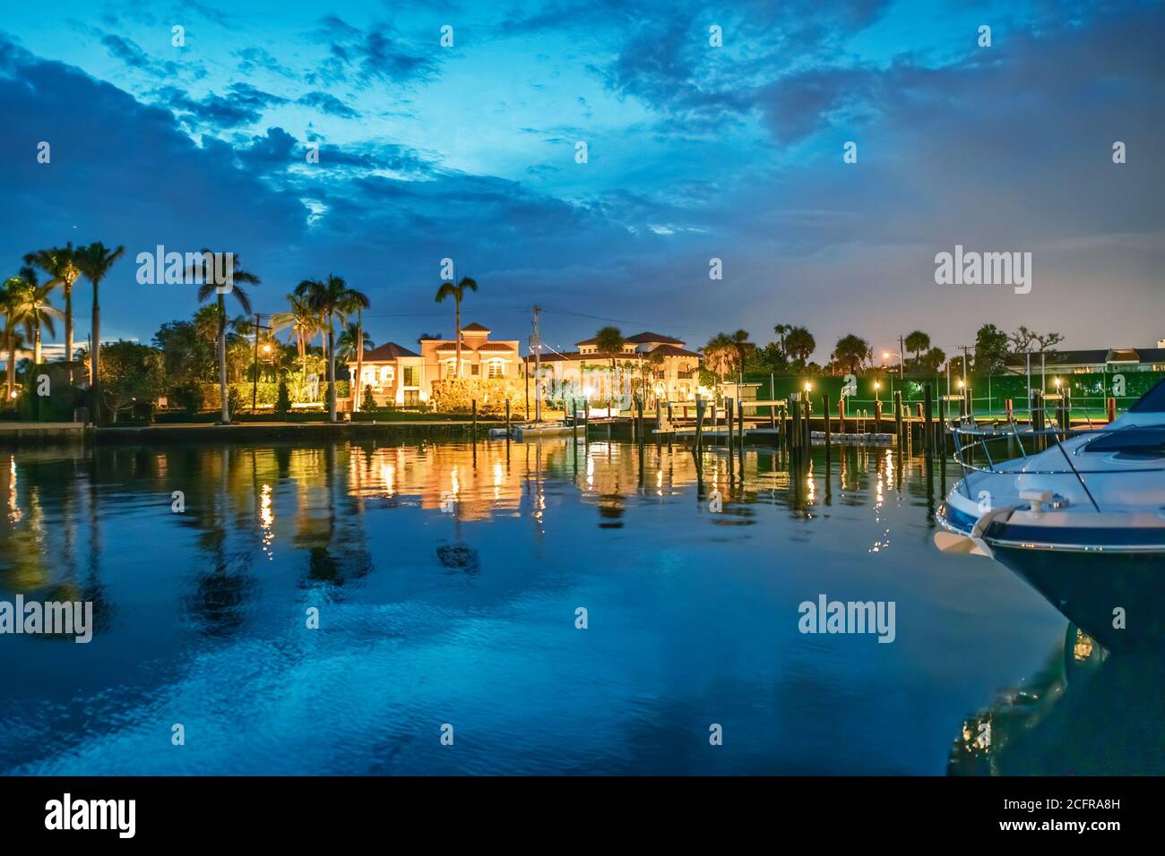 Bâtiments de Boca Raton le long du lac Boca Raton au coucher du soleil, en Floride. Banque D'Images