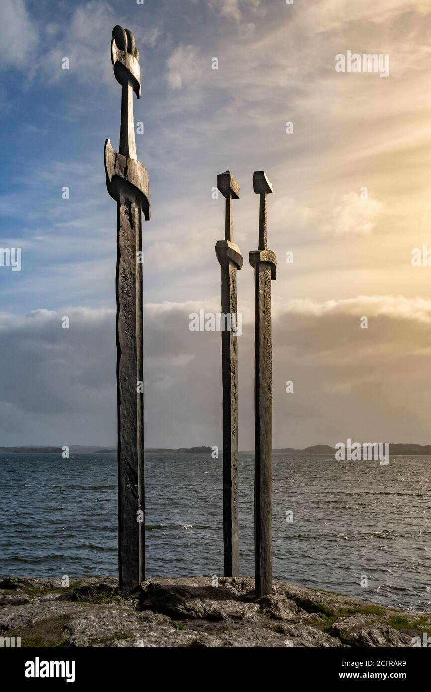 HAFRSFJORD, NORVÈGE - 11 mai 2015: Hafrsfjord, Norvège, 2014 mai: Swords in rock monument à Hafrsfjord, Norvège, quartier de Madla, une ville de quartier Banque D'Images