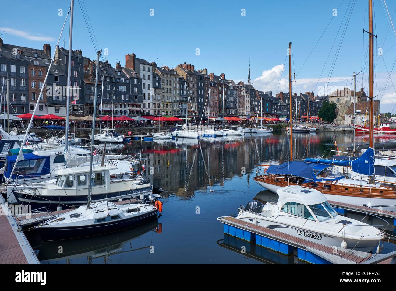 Yachts à voile et bateaux à moteur dans le Vieux bassin dans la pittoresque ville portuaire de Honfleur en Normandie, Calvados, France Banque D'Images