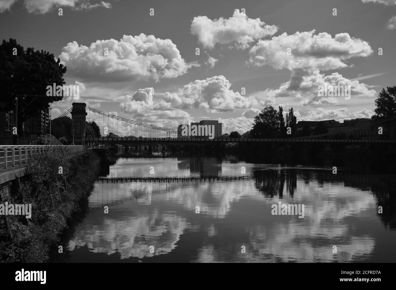 Réflexions de la rivière Clyde en noir et blanc, 2020. Glasgow, Écosse Banque D'Images