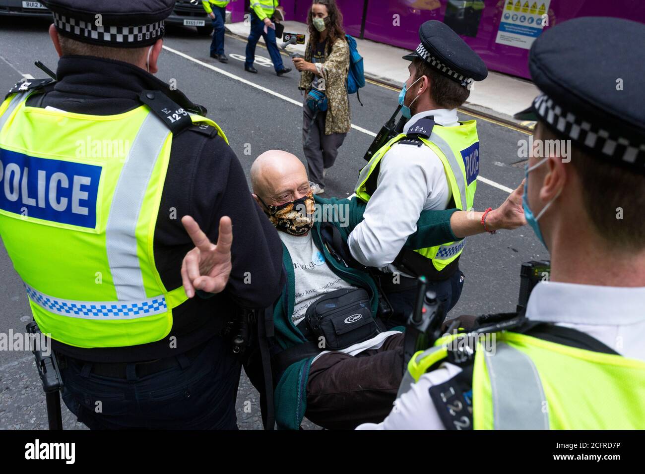 Un manifestant âgé est arrêté à l'arrêt Animal Rebellion Road Block, à l'extérieur du Department of Health and social Care, Londres, le 3 septembre 2020 Banque D'Images