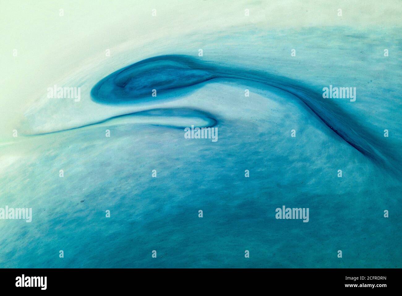 Les tourbillons bleus abstraits ressemblent à des vagues de l'océan dans cette vue détaillée d'une création en verre d'art contemporain français soufflé à la main, un bol de fruits par le maître «loup de verre» Pascal Guernic, réalisé dans son atelier de studio à Monpazier, Dordogne, Nouvelle-Aquitaine, sud-ouest de la France. Banque D'Images