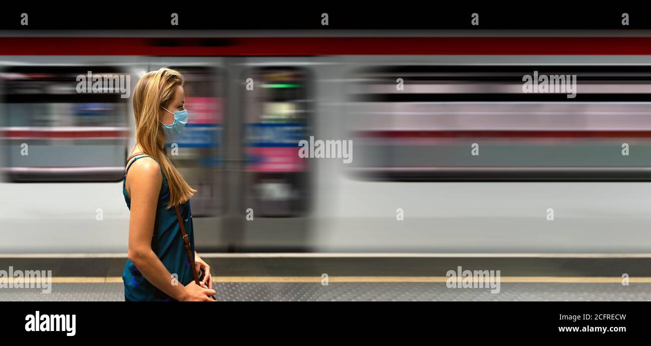 Style de vie urbain. Jeune femme avec masque facial attendant le métro. Banque D'Images