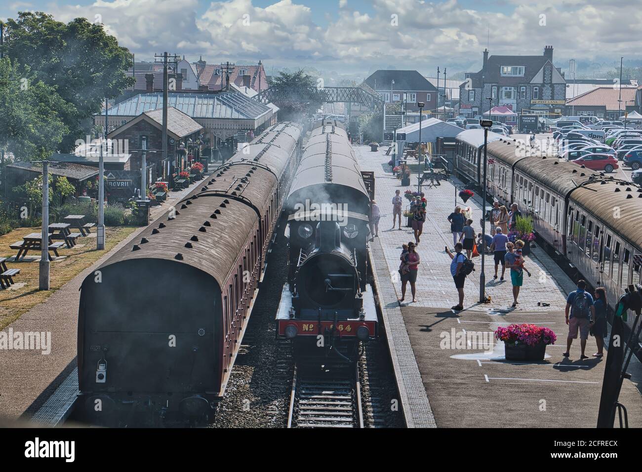 North Norfolk Railway, Sheringham, Norfolk, Royaume-Uni - les passagers montent à bord d'un train à vapeur à la gare de Sheringham Banque D'Images