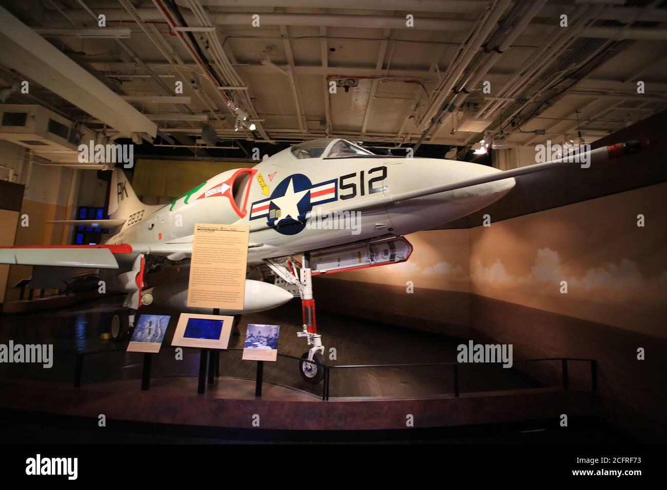 Douglas A-4B Skyhawk, musée intrépide de l'espace aérien de la mer à New York. Le musée Interpid Sea Air Space Museum présente le porte-avions USS Intrepi Banque D'Images