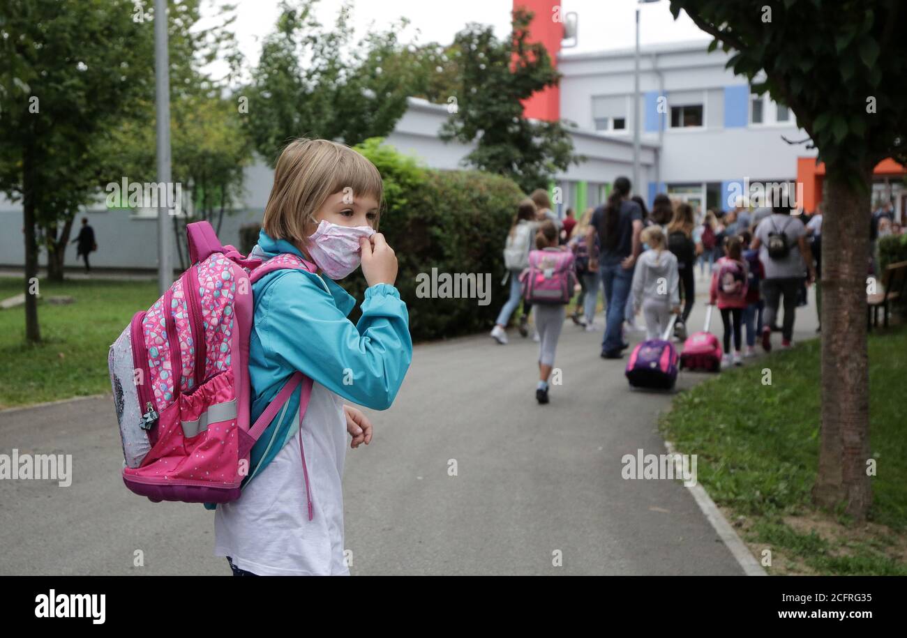 (200907) -- ZAGREB, le 7 septembre 2020 (Xinhua) -- UNE fille est à la tête d'une école le premier jour de la nouvelle année scolaire à Zagreb, capitale de la Croatie, le 7 septembre 2020. L'enseignement scolaire en Croatie a été interrompu depuis la mi-mars en raison de l'épidémie de COVID-19. Malgré la récente résurgence de l'épidémie, le gouvernement croate a ordonné l'ouverture de toutes les écoles le 7 septembre 2020. (Emica Elvedji/Pixsell via Xinhua) Banque D'Images