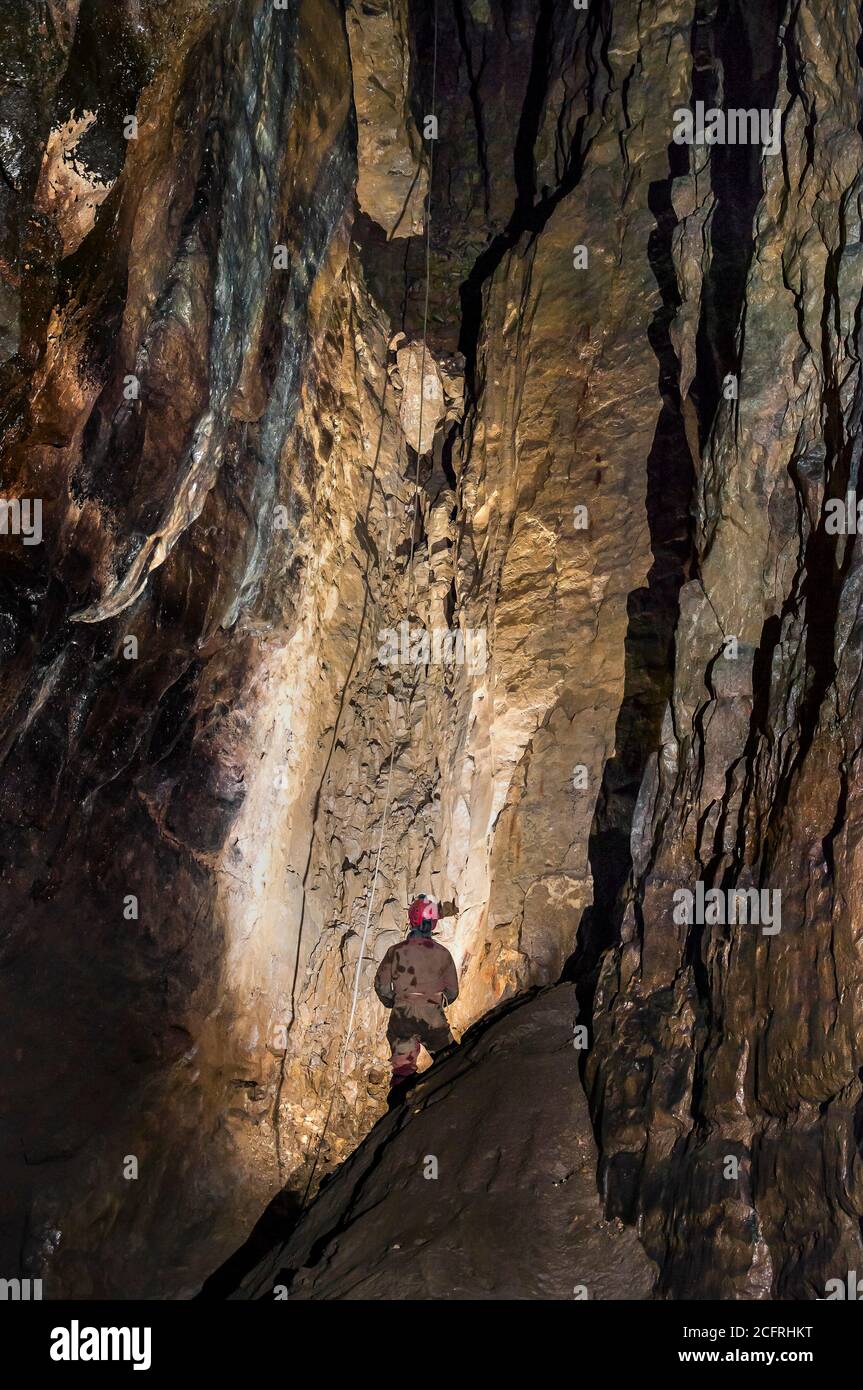 La base de Victoria Aven, une cavité de faille verticale de 100 mètres de haut à Peak Cavern, Castleton, Derbyshire. Banque D'Images