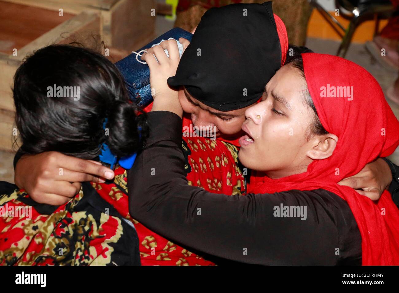 Dhaka, Bangladesh - 07 août 2020 : des parents pleurent pour Imon Hossain Imran, 30 ans, alors qu'ils viennent recevoir le corps à l'Institut national Sheikh Hasina Banque D'Images