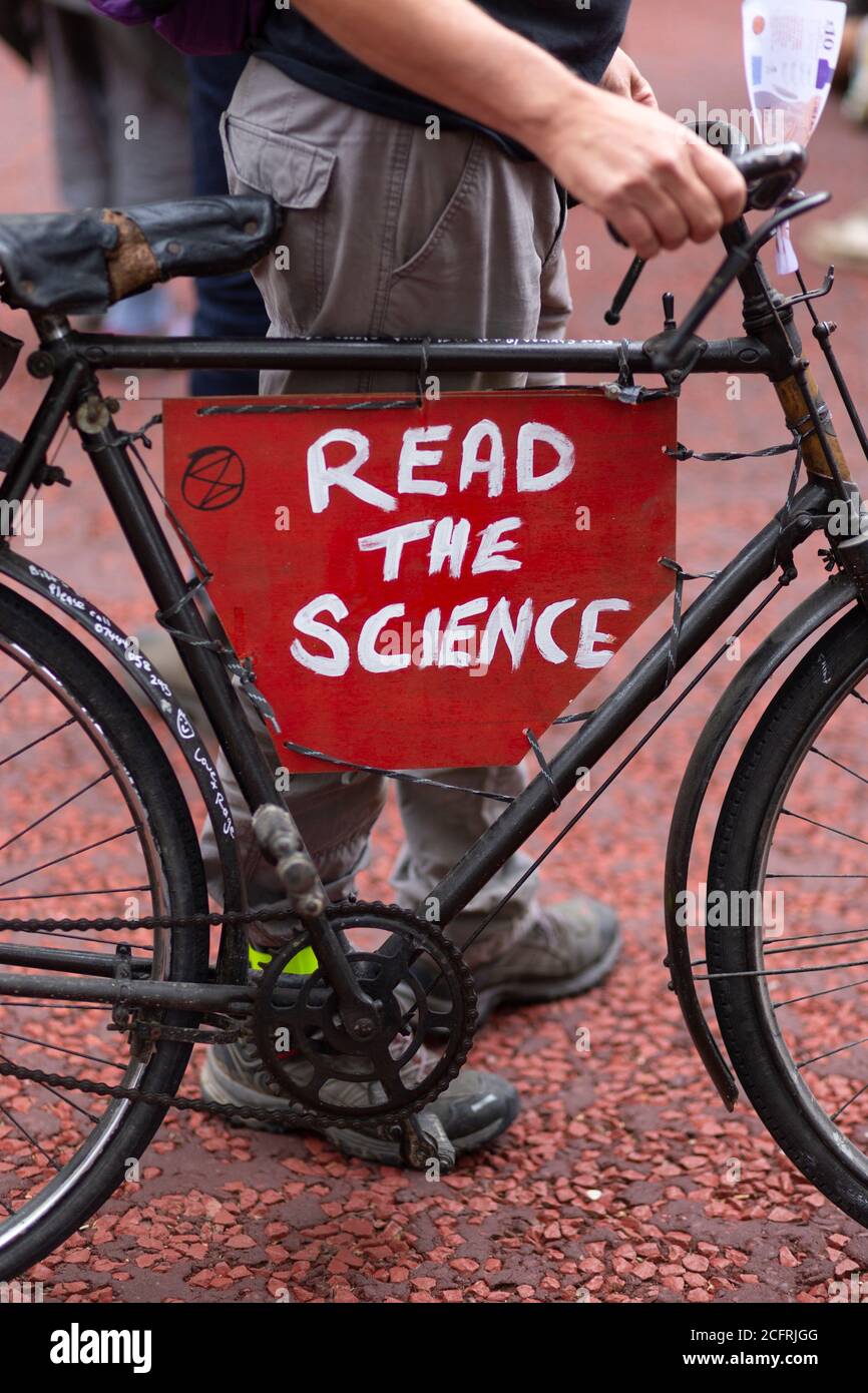 Détail de la plaque de protestation sur le vélo, manifestation de la rébellion d'extinction du « Carnaval de la corruption », Londres, 3 septembre 2020 Banque D'Images