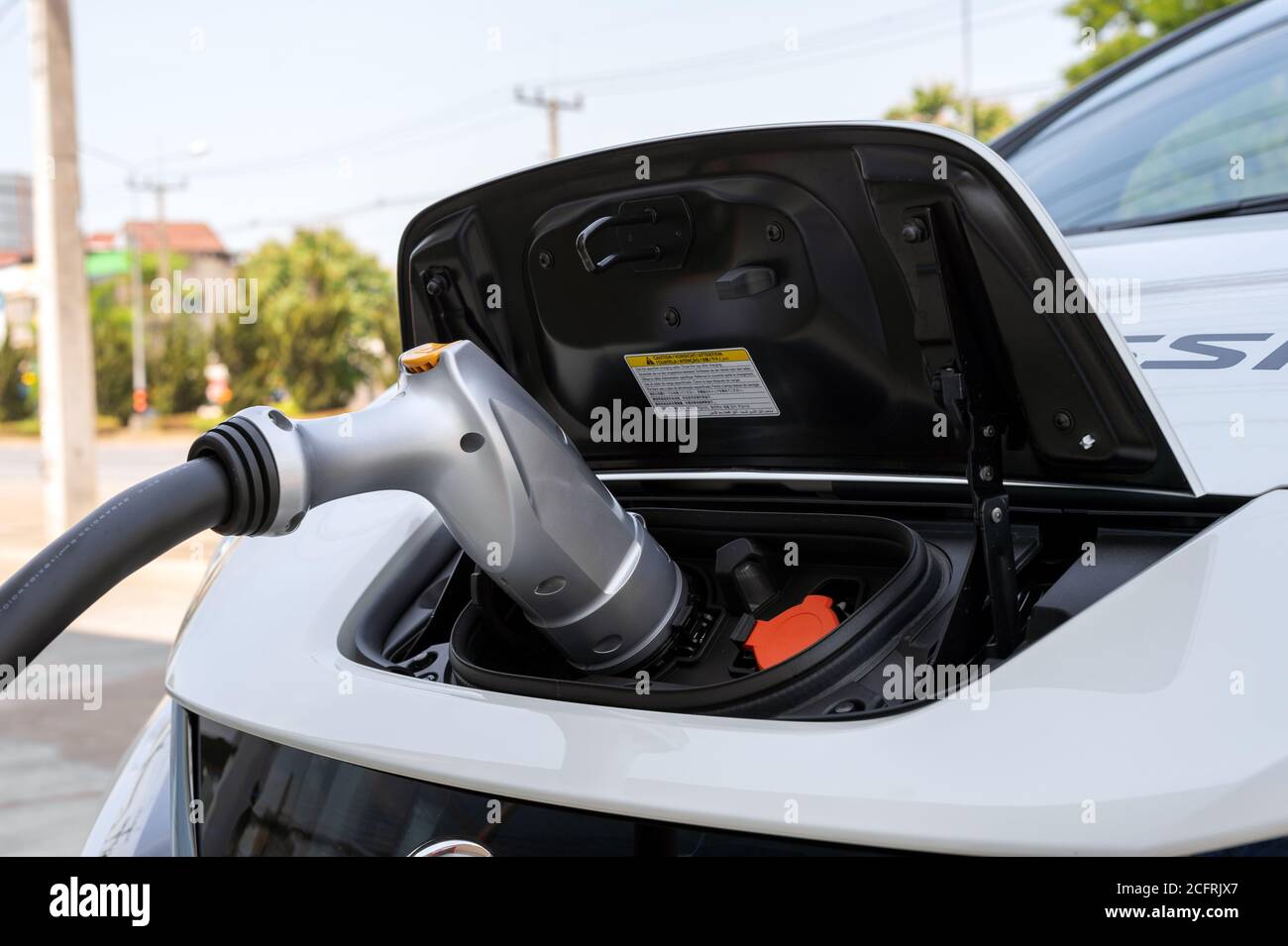 batterie chargeur gros plan pour voiture électrique avec mise au point douce et plus lumière en arrière-plan Banque D'Images