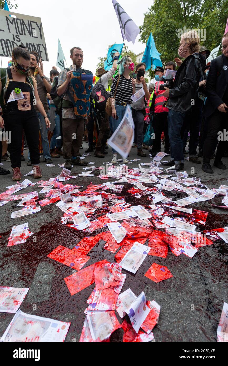 De l'argent trempé dans du sang factice, manifestation de la rébellion d'extinction du « Carnaval de la corruption », Whitehall, Londres, 3 septembre 2020 Banque D'Images