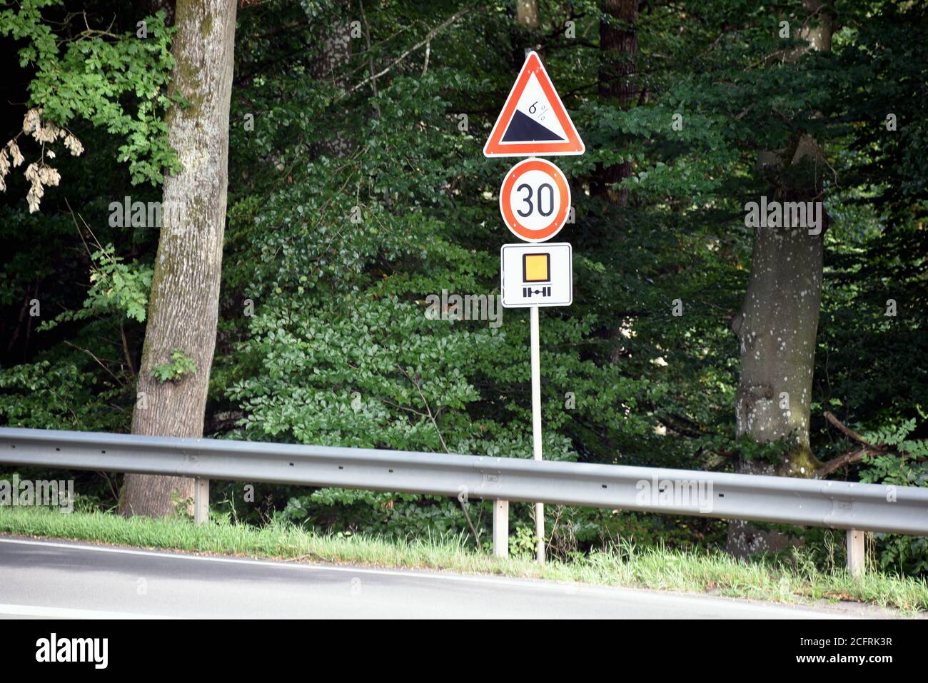 06 septembre 2020, Rhénanie-Palatinat, Prüm: Signalisation routière: Pente de 6% et 30 km/h pour les transporteurs de marchandises dangereuses. Photo: Horst Galuschka/dpa Banque D'Images