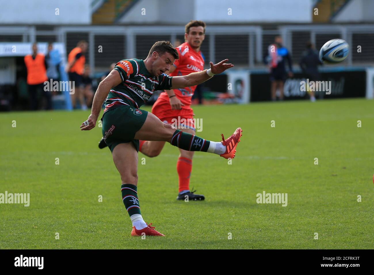 George Ford de Leicester Tigers donne des coups de pied clairs pendant l'anglais Championnat Gallagher Premiership Rugby Union match entre Leicester Tigers et Vente Banque D'Images