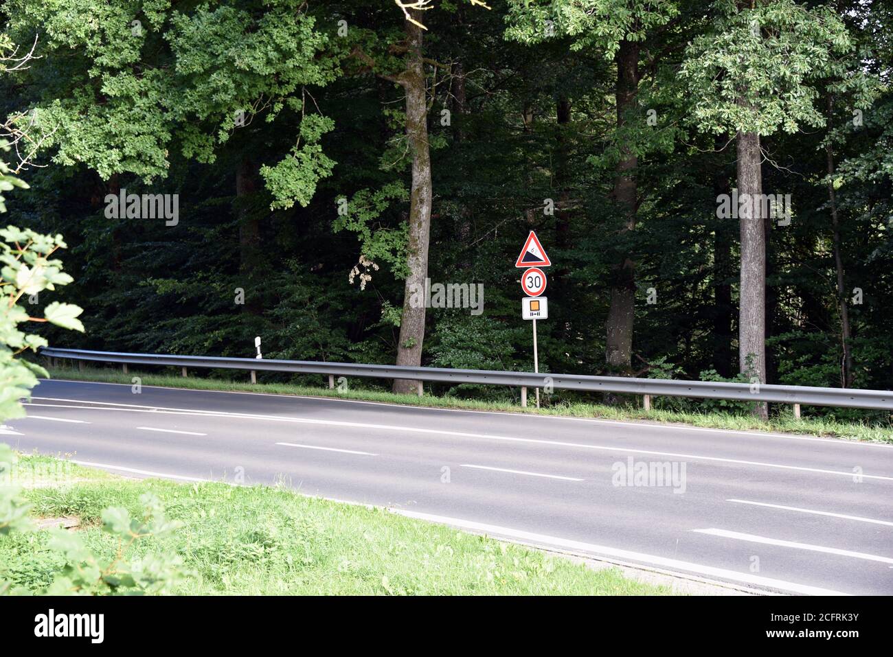06 septembre 2020, Rhénanie-Palatinat, Prüm: Signalisation routière: Pente de 6% et 30 km/h pour les transporteurs de marchandises dangereuses. Photo: Horst Galuschka/dpa Banque D'Images