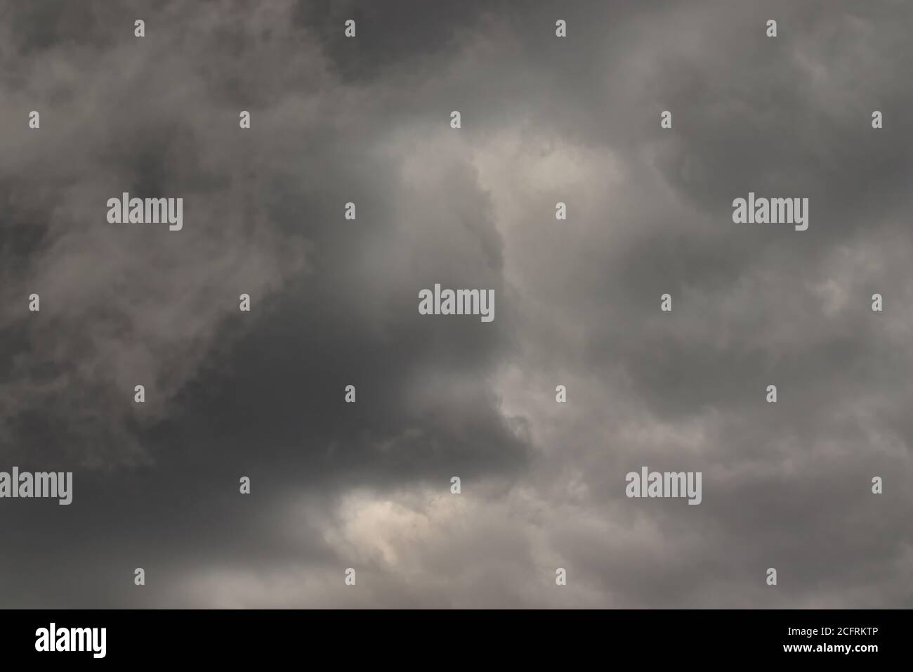 nuages orageux dans différentes nuances de gris, couvrant complètement le ciel. Banque D'Images
